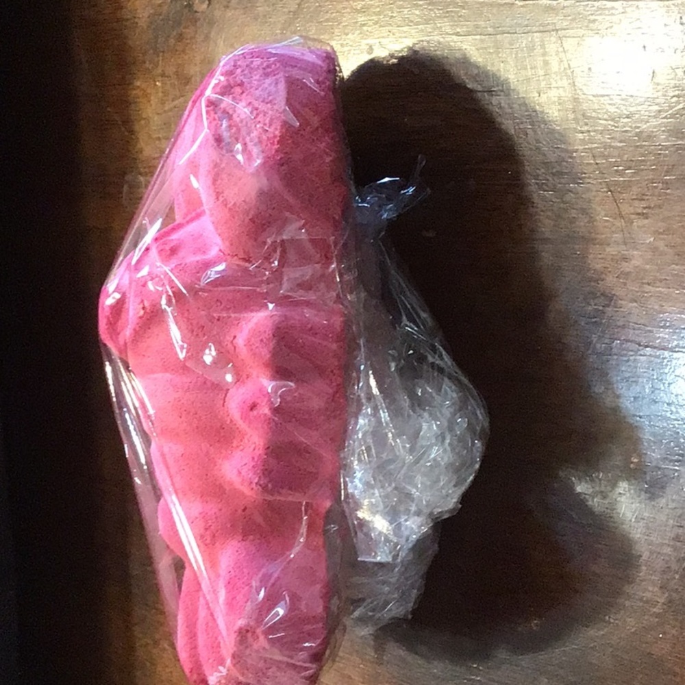 Lush Loba loba bath bomb 3.5 oz new with defect sm on eye
